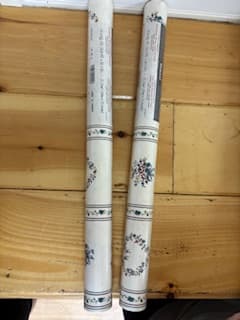 Bordenstyle Vintage Wallpaper-Heart wreath w/bows (2 rolls=110.8 sqft) - Image 1