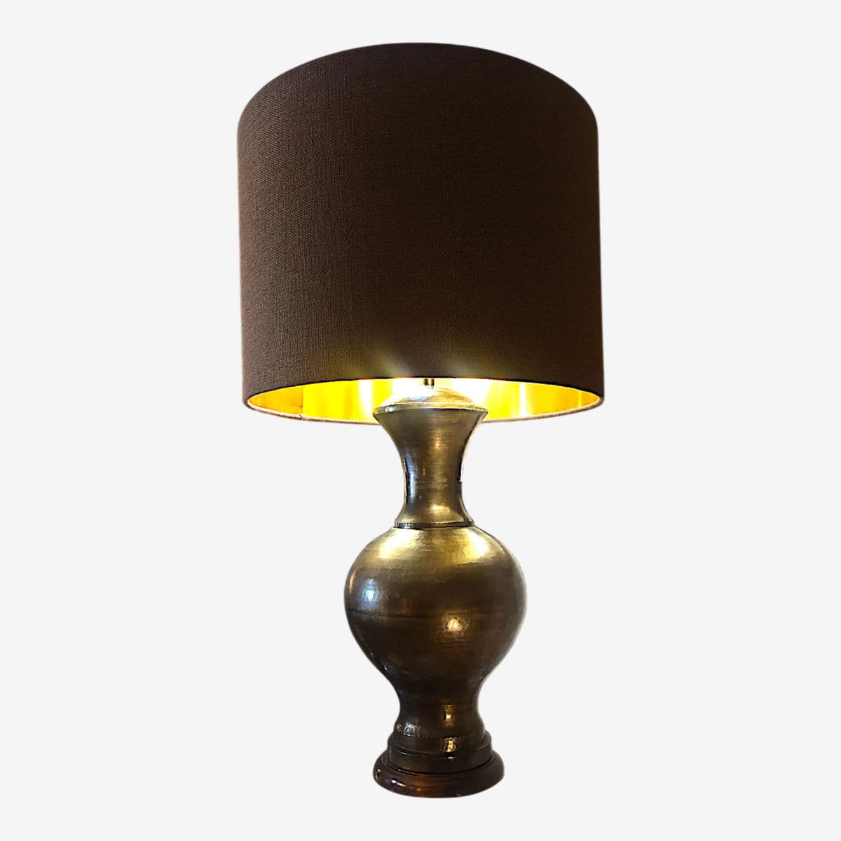 1940s Italian Monumental Hammered Brass Seamless Bulbous Table Lamp on Mahogany Plinth