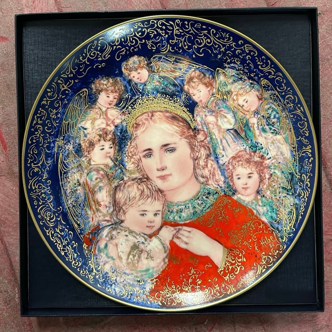 Edna Hibel 1985 Christmas Plate The Angels' Message - Hand Applied 22K Gold Rim - Image 1