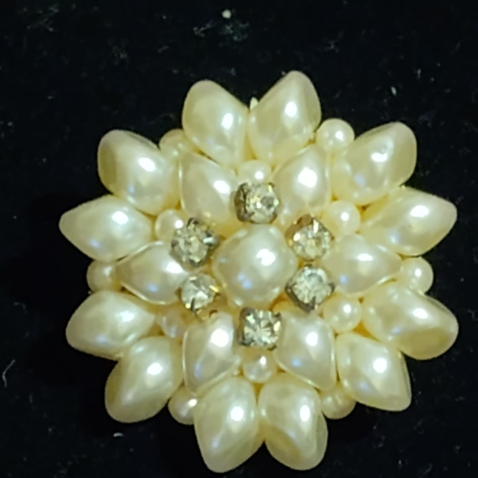 VINTAGE FAUX PEARL RHINESTONE BROOCH - Image 1