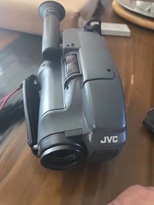 JVC GR-AX30 Compact VHS Camcorder w Case/Charger Tested Working No Tape Turns On