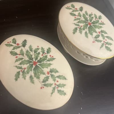 LENOX Holiday Holly Berry Pierced Trinket Box Christmas Porcelain Gold Trim - Image 1