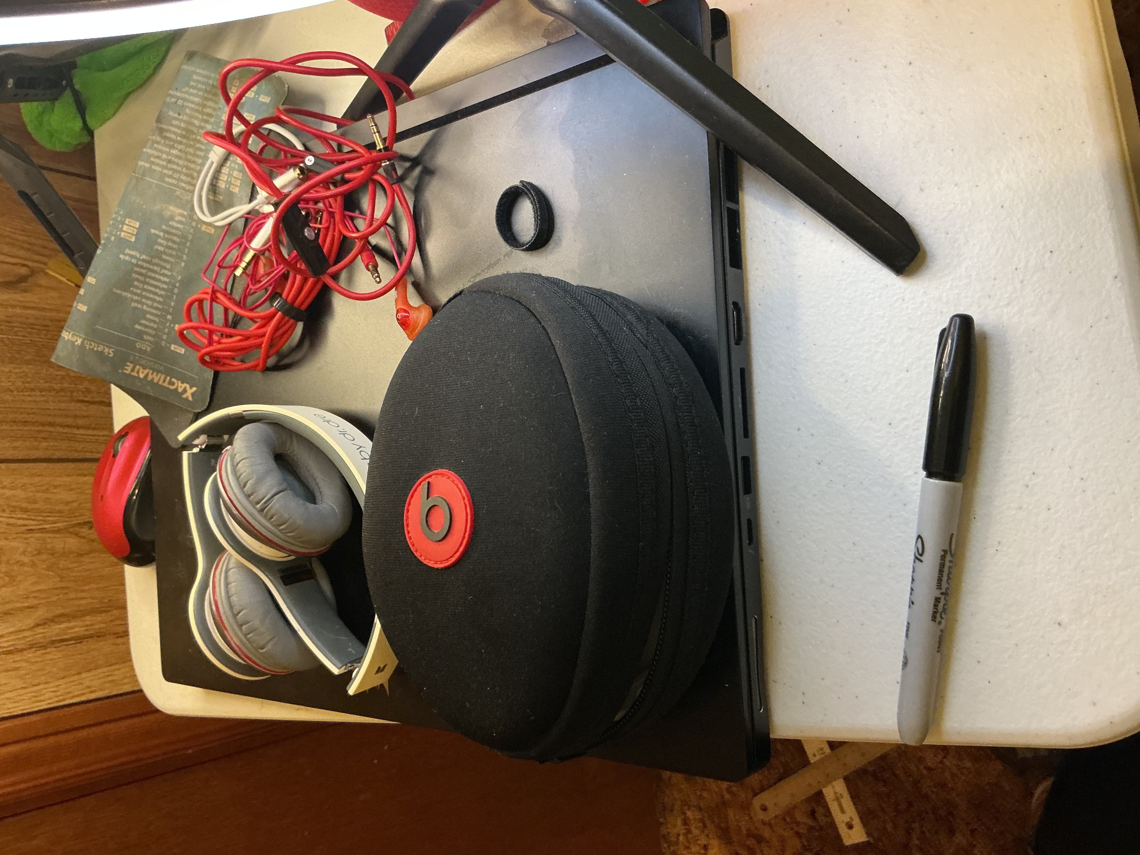 Beats by Dr. Dre Solo HD On-Ear Headphones White/Silver w/ Case & Cables Bundle - Image 1