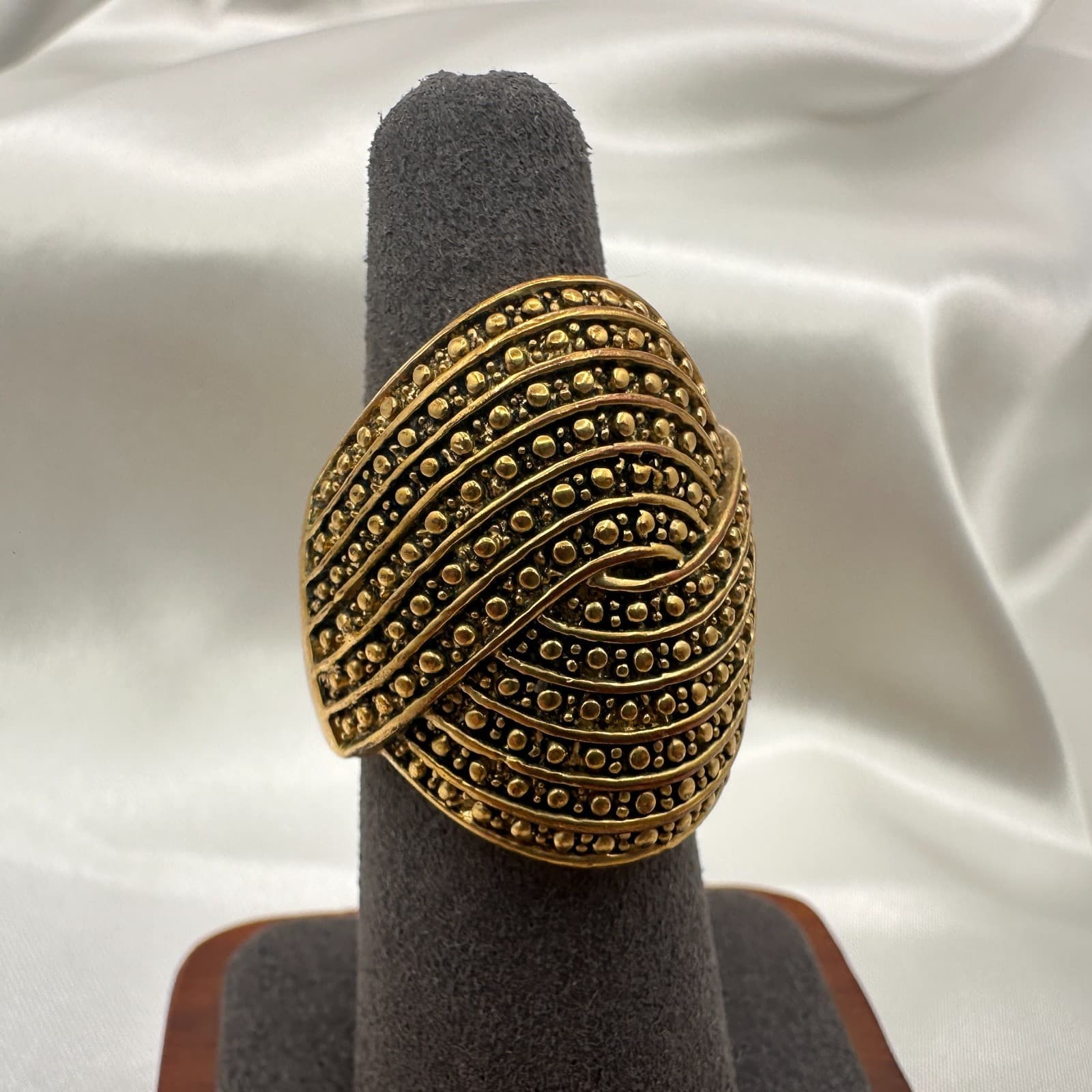 Vintage Y2K Textured Gold Tone Statement Ring Women's Classic Fashion Jewelry - Image 1