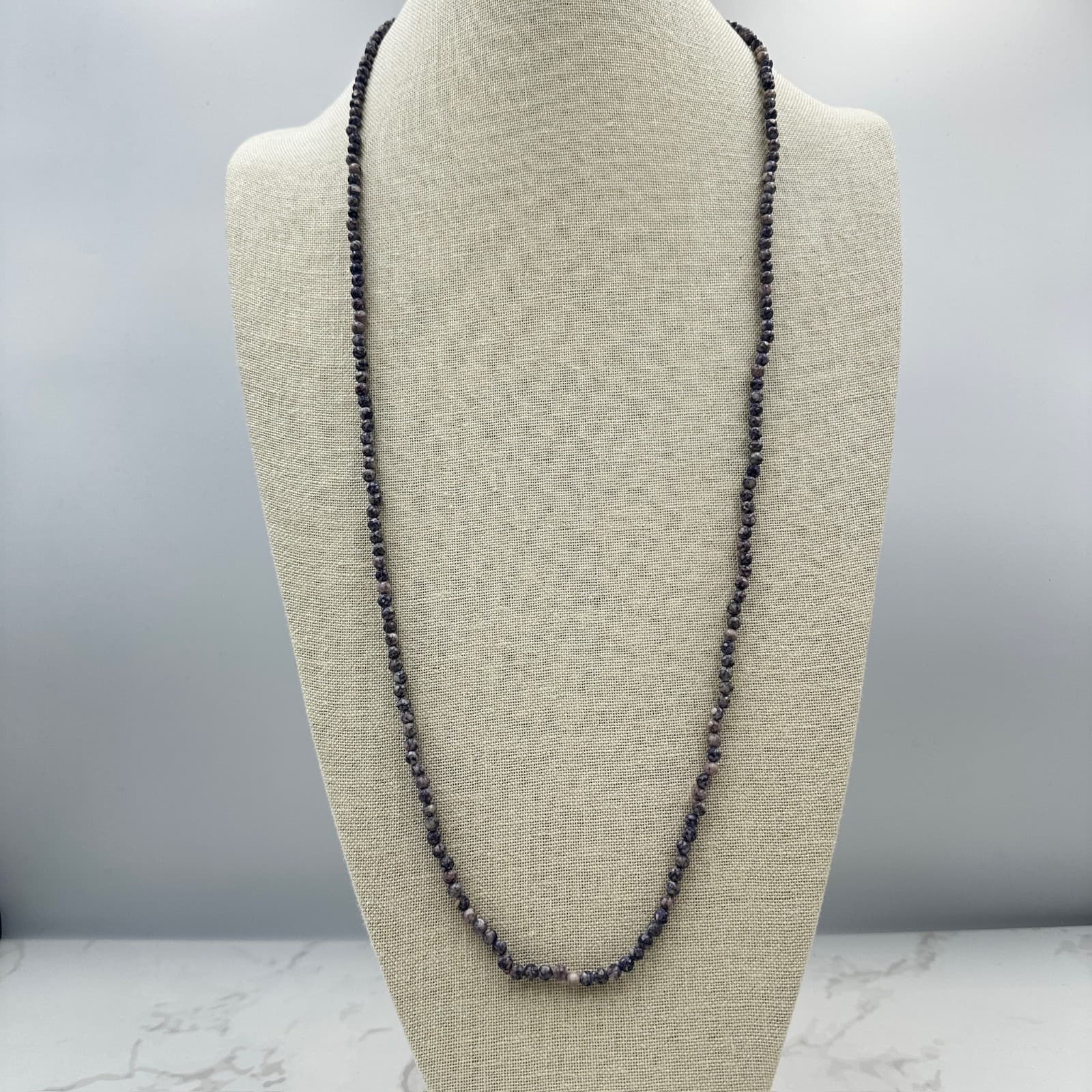 Vintage Purple & White Mottled Marble Fashion Retro Classic Beaded Necklace - Image 1