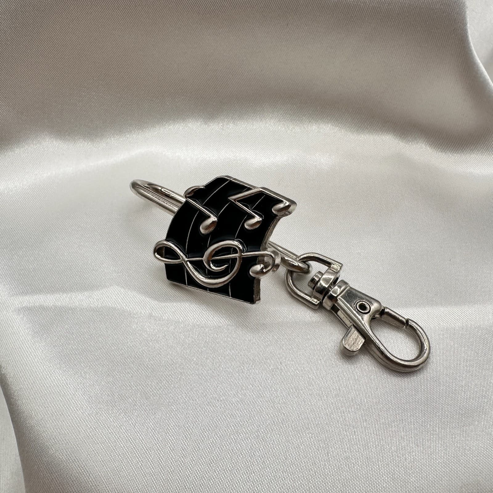 Vintage 80s Musical Note Treble Clef Black Enamel Silver Tone Key Finder Jewelry - Image 1