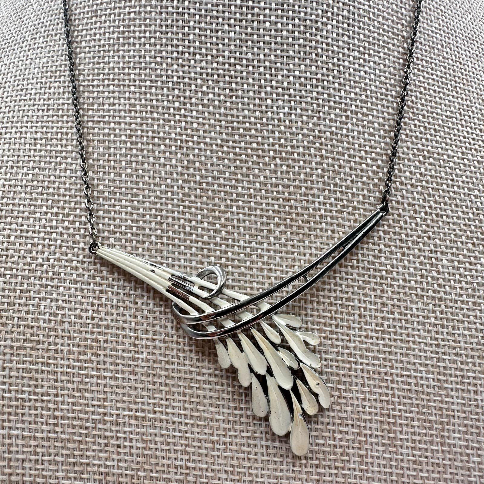 Vintage 80s Women Necklace Cream Enamel Leaf Swirl Silver Tone Fashion Jewelry - Image 1