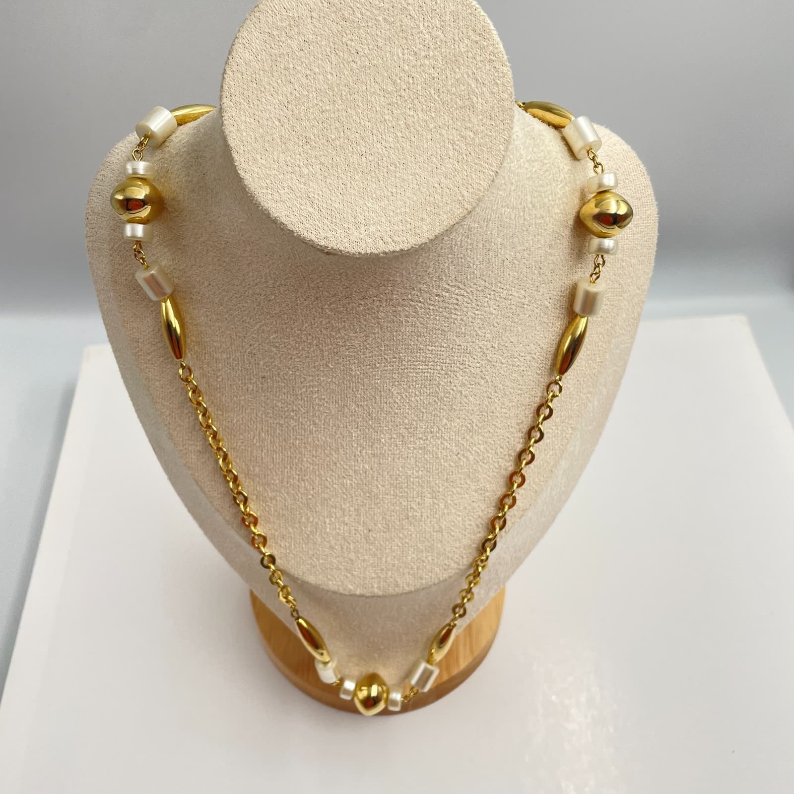 Vintage Y2K Gold Tone Chain Faux Pearl Beaded Statement Necklace Women's Jewelry - Image 1