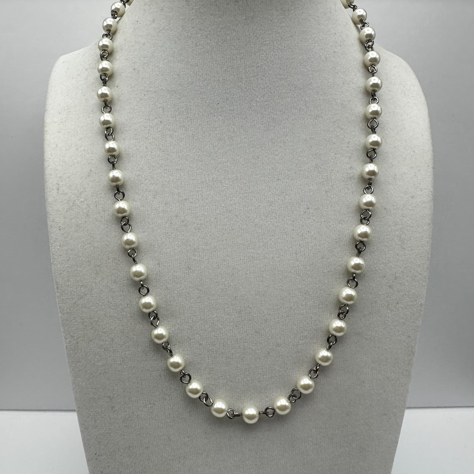 Vtg 80s Faux Pearl Plastic Bead Station Necklace Silver Tone Chain Chic Jewelry - Image 1