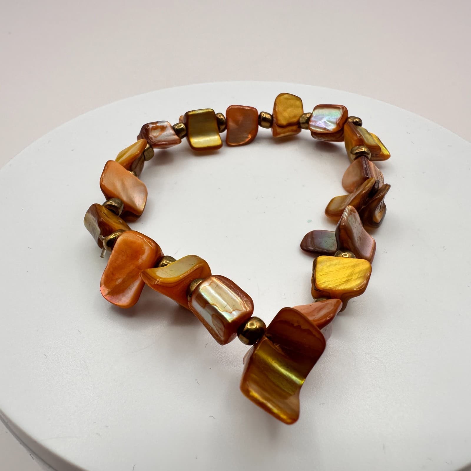 Vintage Y2K Gold Tone Mother of Pearl Shell Stretch Beaded Bracelet Jewelry - Image 1