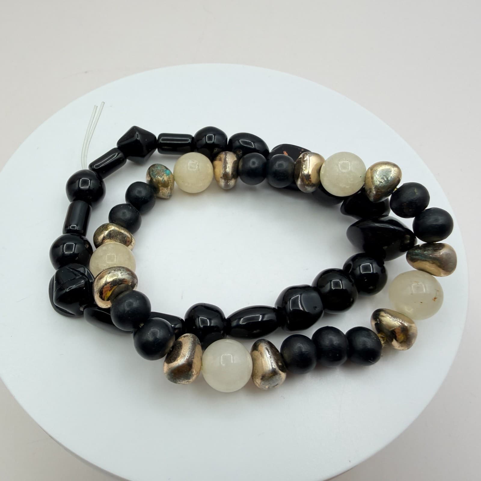 Vintage Y2K Gold Tone Black White Beaded Stretch Bracelet Boho Women's Jewelry - Image 1