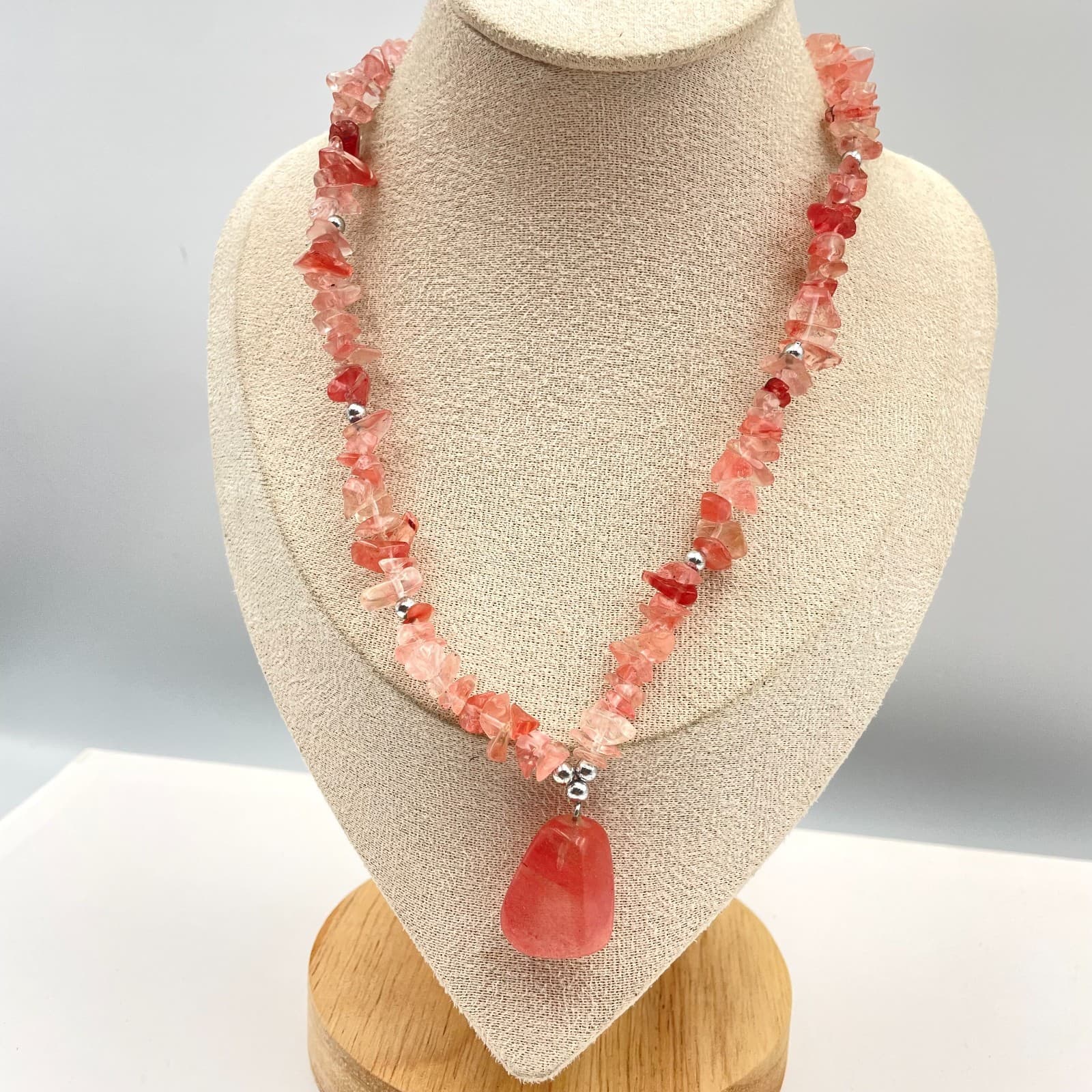 Vtg Pink Strawberry Quartz Necklace Natural Stone Chip Bead Pendant Barrel Clasp - Image 1