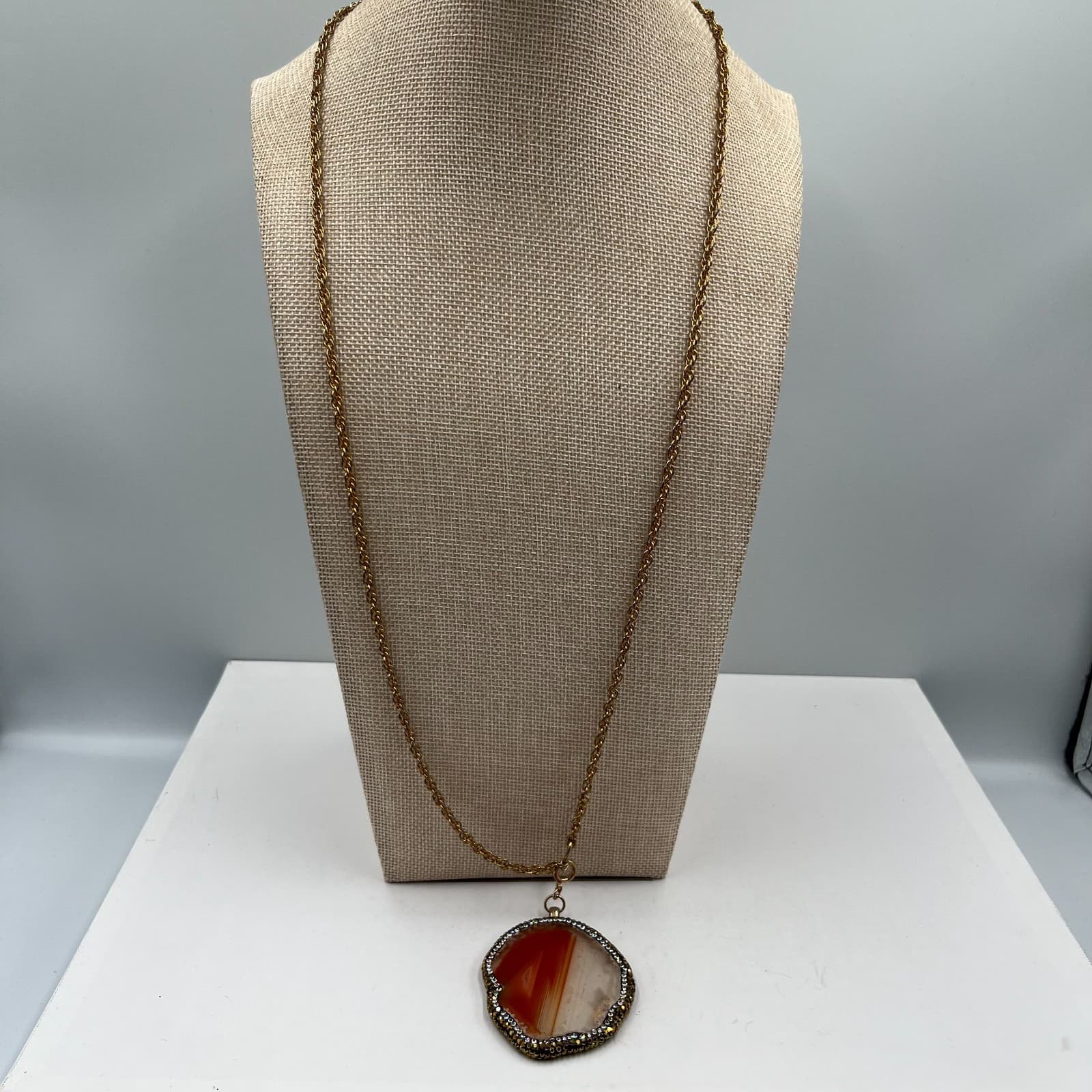 Vintage Banded Agate Slice Pendant Necklace Gold Tone Orange White Geode Boho - Image 1