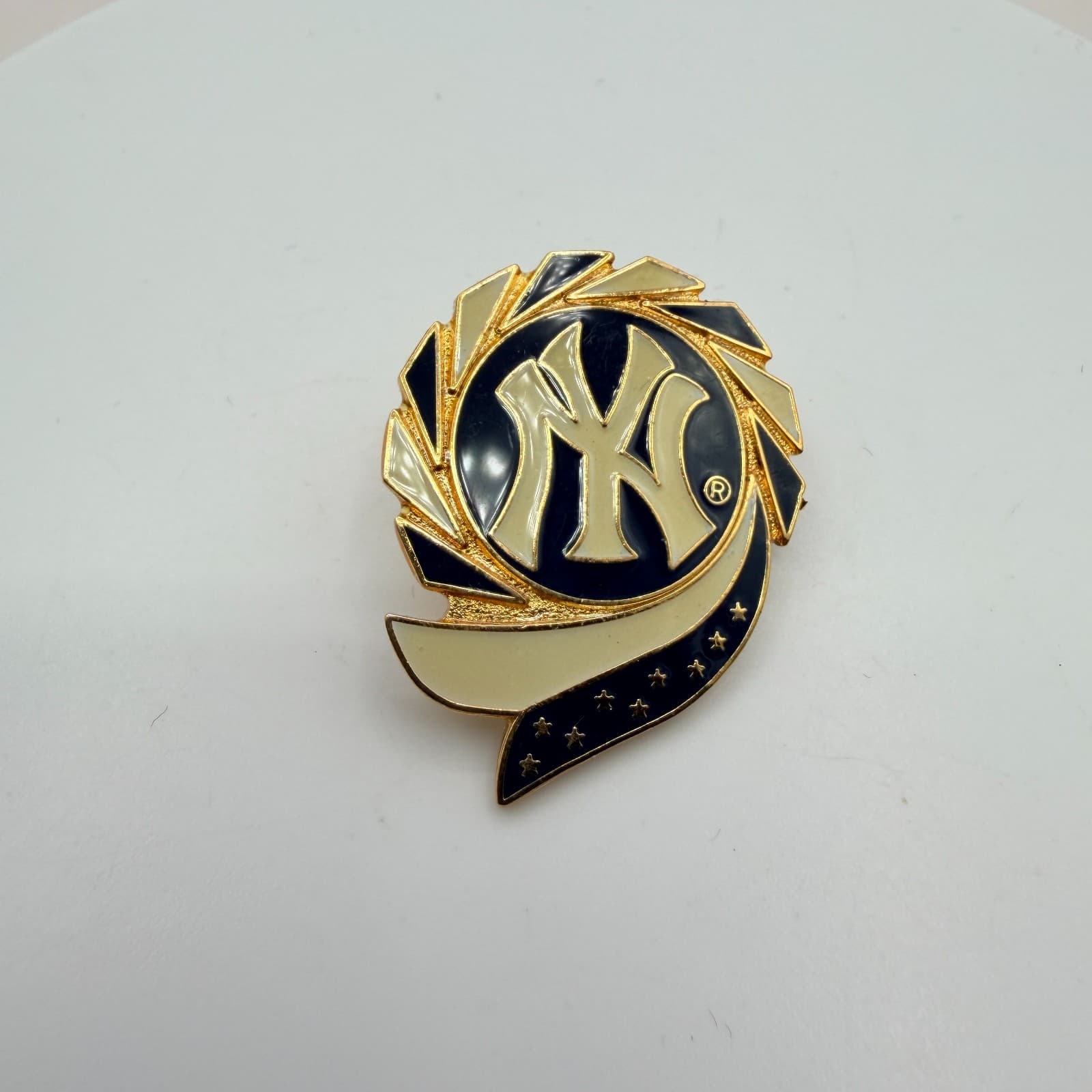 Vintage 1998 Amingo New York Yankees MLB Pin Gold Tone Enamel Fashion Jewelry - Image 1
