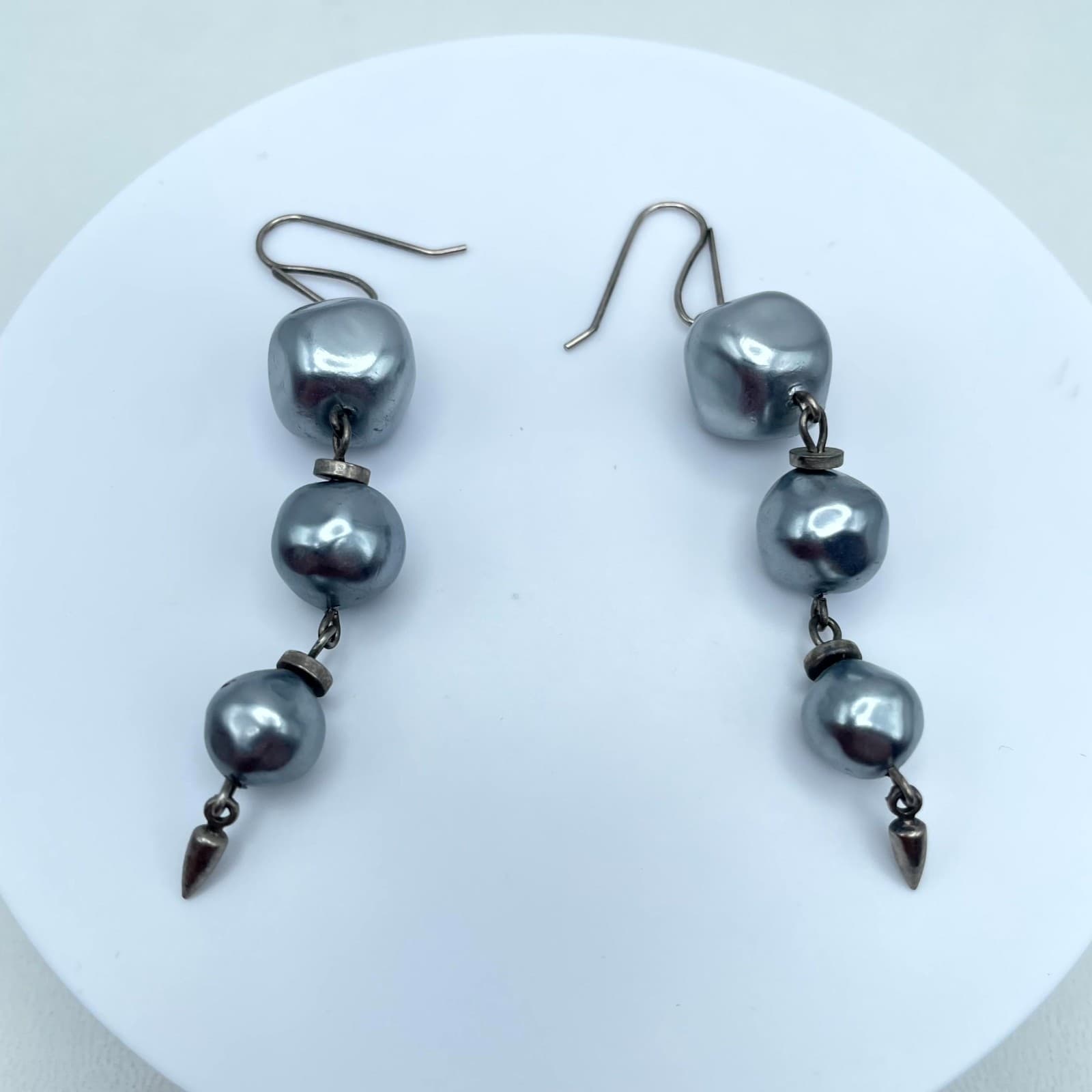 Y2K Baroque-Style Silver-Toine Articulated Grey Pearl Drop French Hook Earrings - Image 1