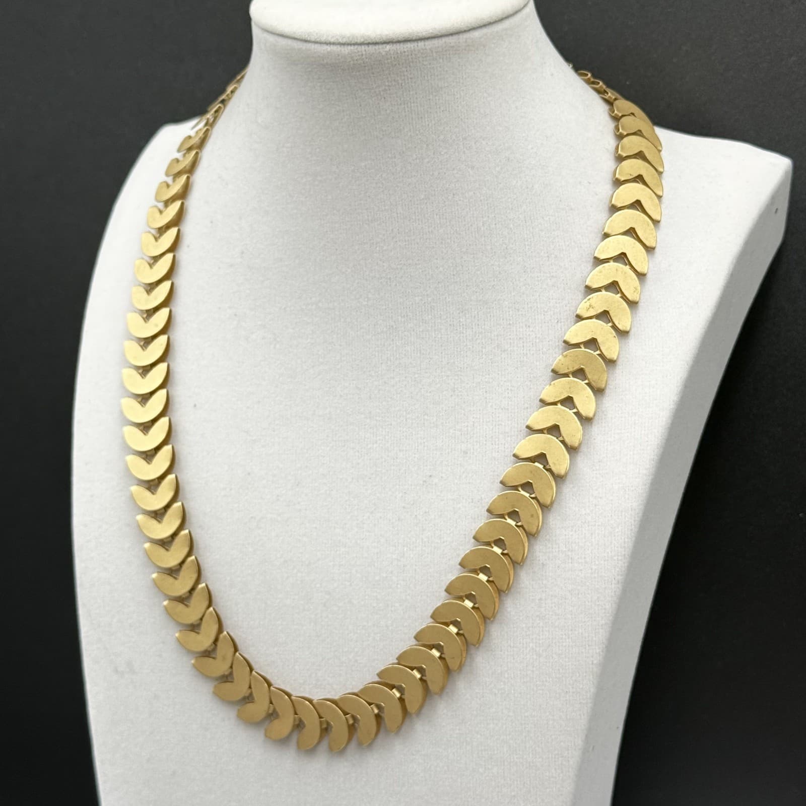 Vintage Gold-Tone Chevron Herringbone Chain Necklace Modern Y2K Style - Image 1