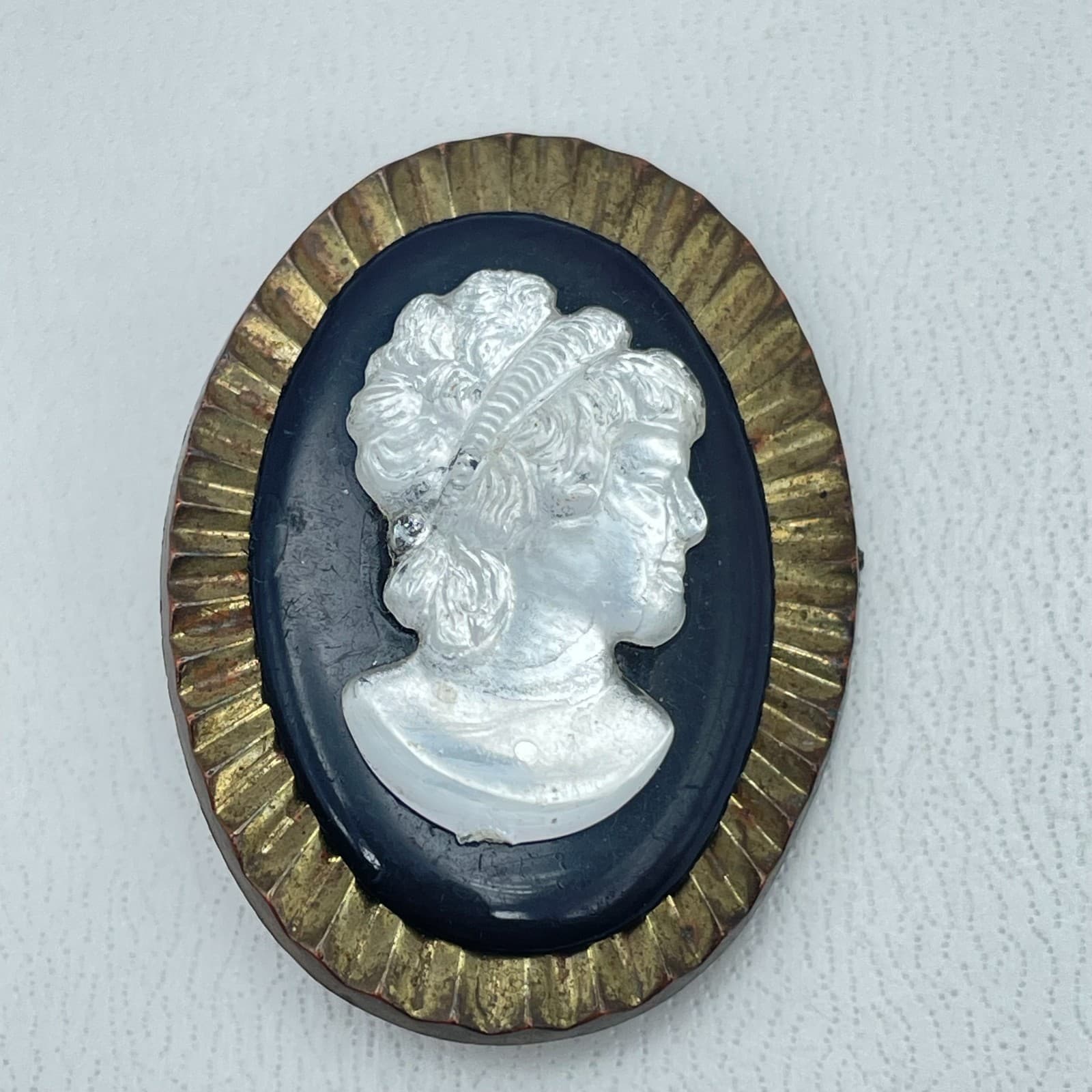 Vintage 1970s Gold-Tone Sunburst-Style Border The Muse Lady Cameo Brooch Pin - Image 1