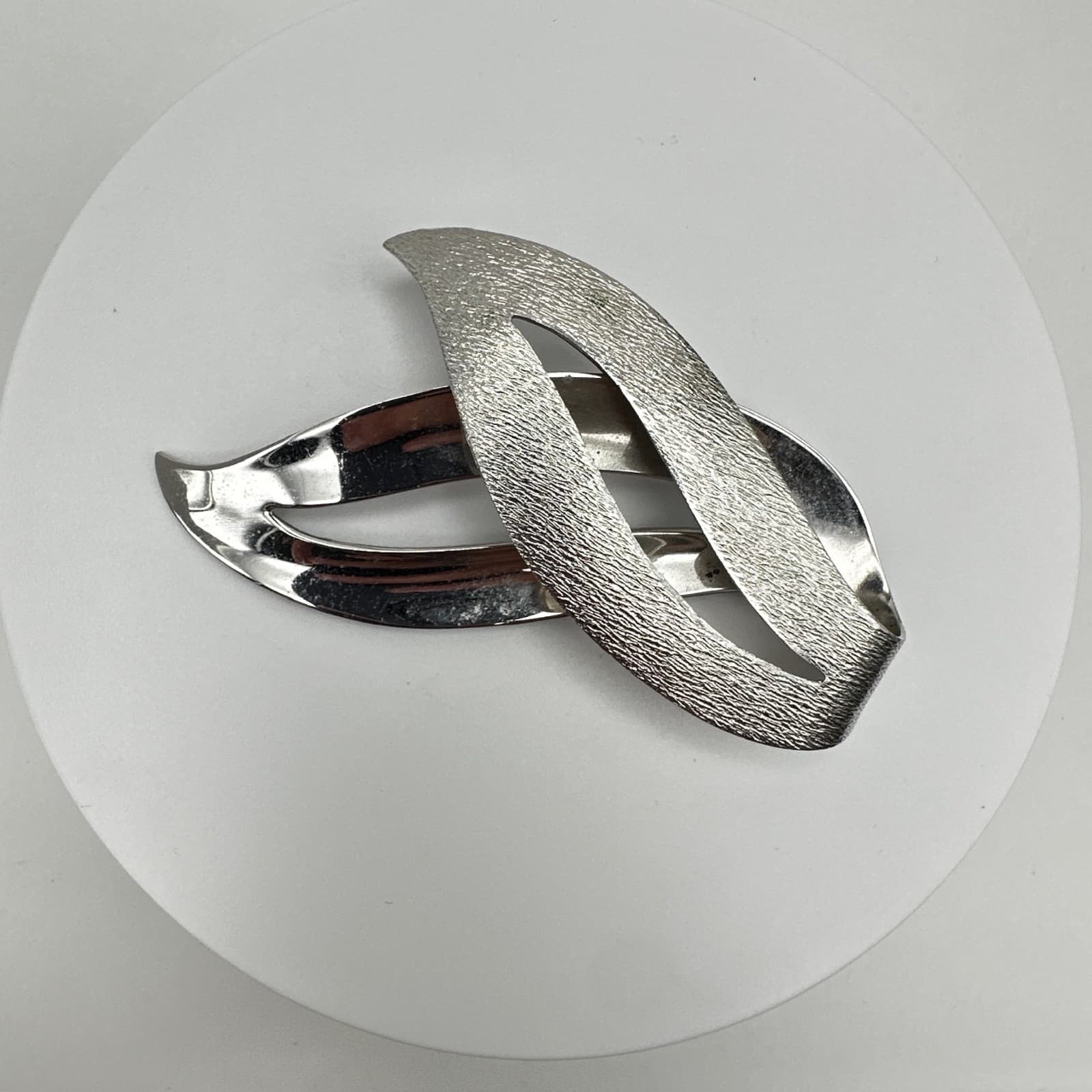 Vintage 80s Textured Abstract Leaf Brooch Pin Silver Tone Women's Jewelry - Image 1