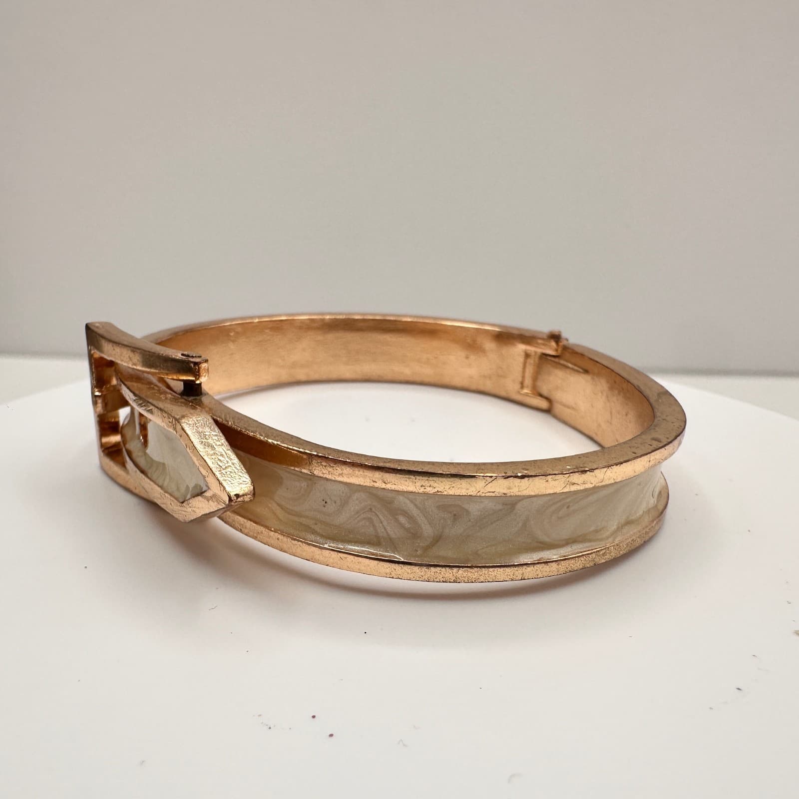 Vintage Y2K Gold Tone Belt Buckle Hinge Bangle Bracelet Cream Marbled Enamel - Image 1