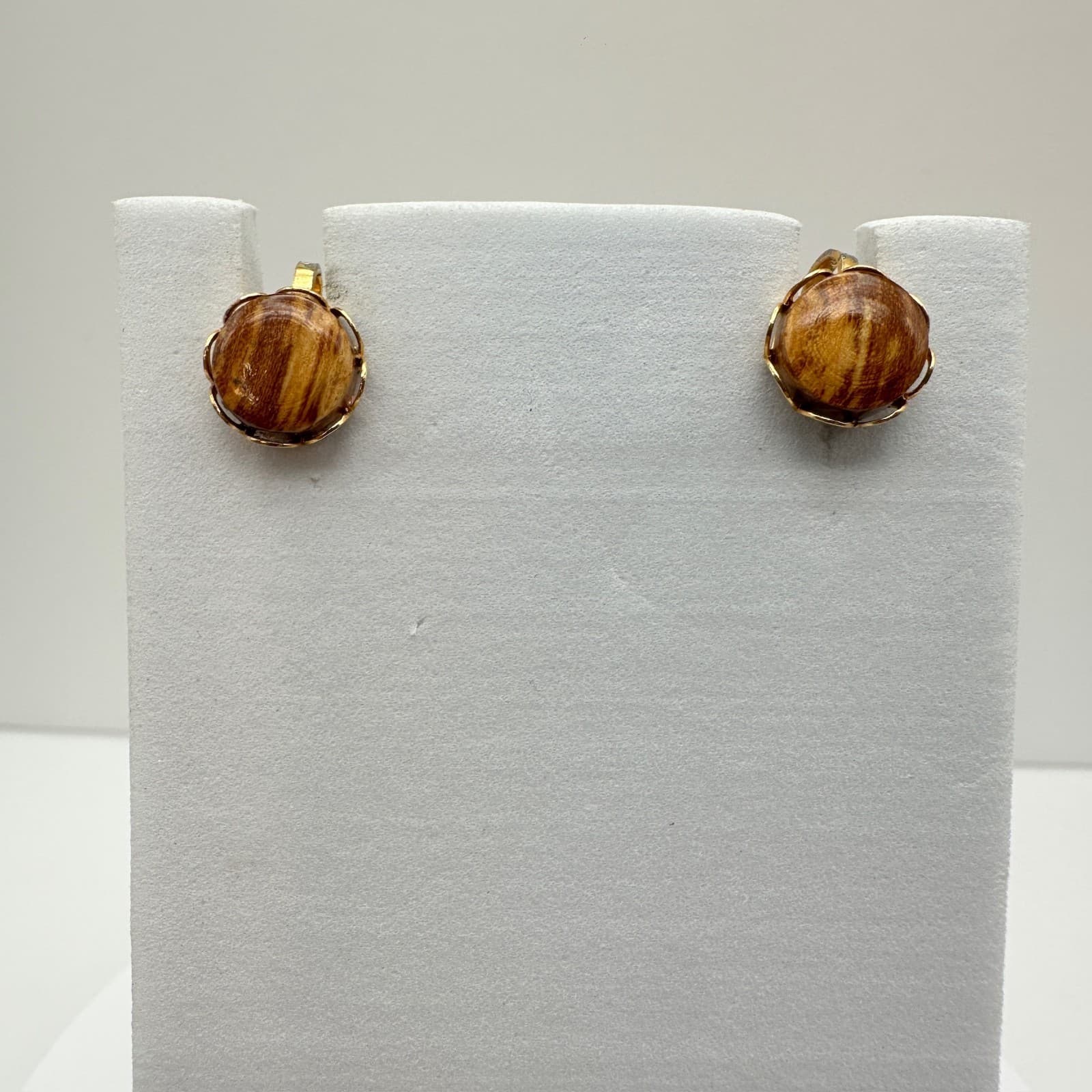 Vintage 90s Tiger Eye Round Cabochon Gold Tone Scalloped Bezel Statement jewelry - Image 1