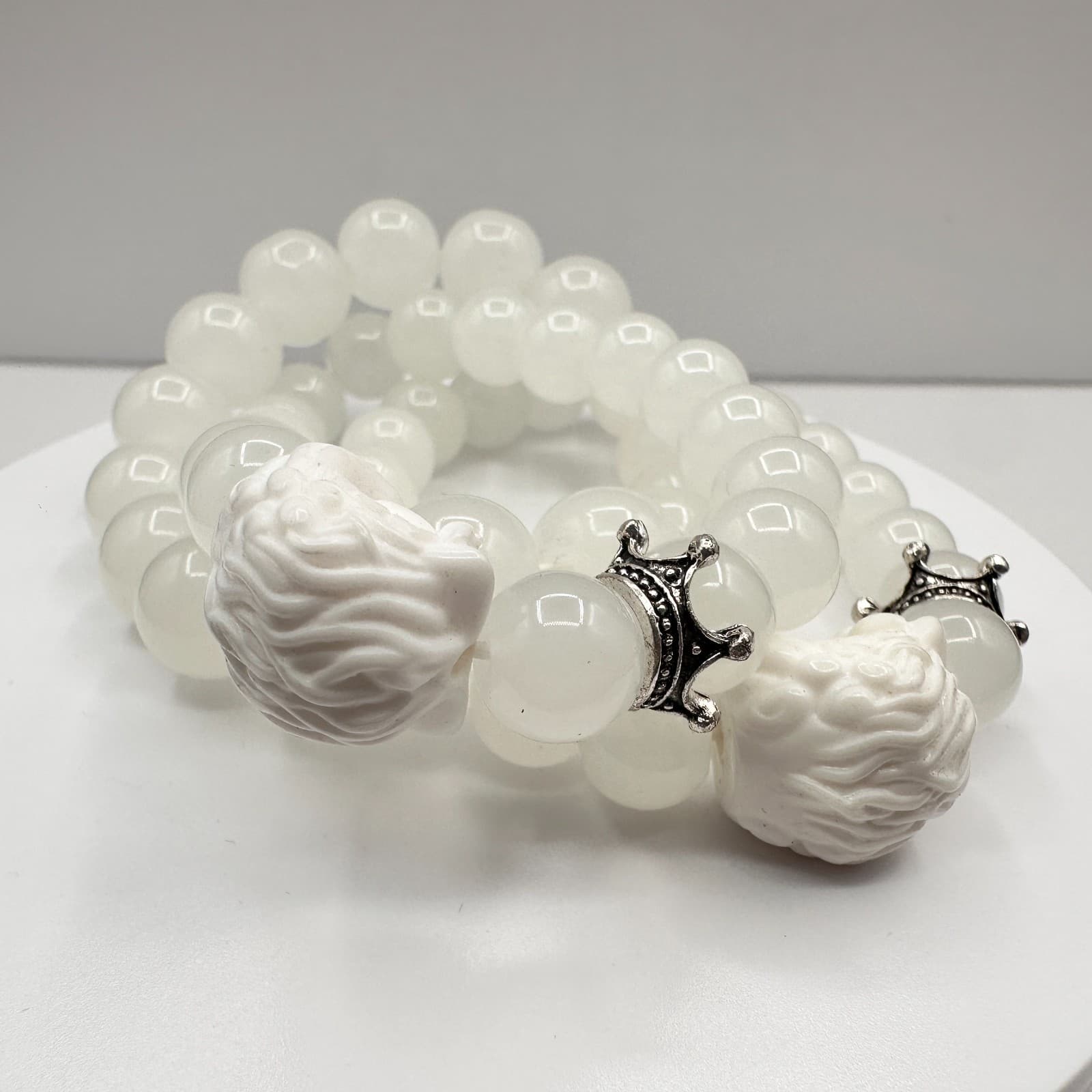 Vintage 90s White Glass Bead Bracelet Lion Crown Charm Stretch Boho Jewelry - Image 1
