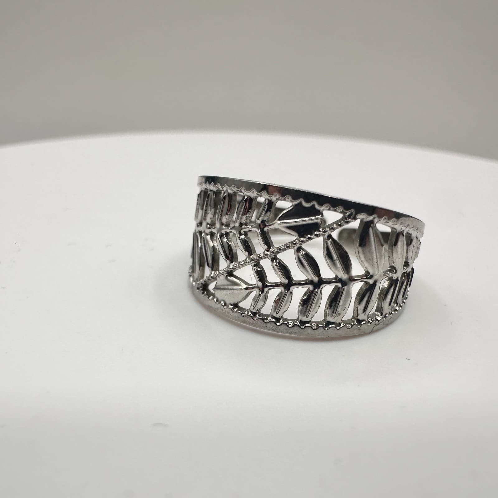 Vintage 90s Leaf Cutout Band Ring Silver Tone Women's Classic Fashion Jewelry - Image 1