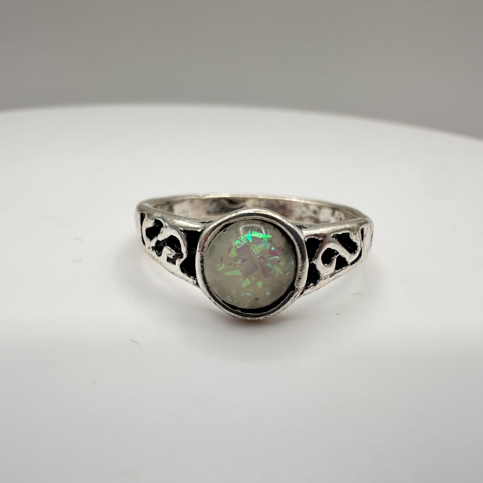 Vintage 90s Silver Tone Round Ring Retro Women's Classic Fashion Jewelry - Image 1