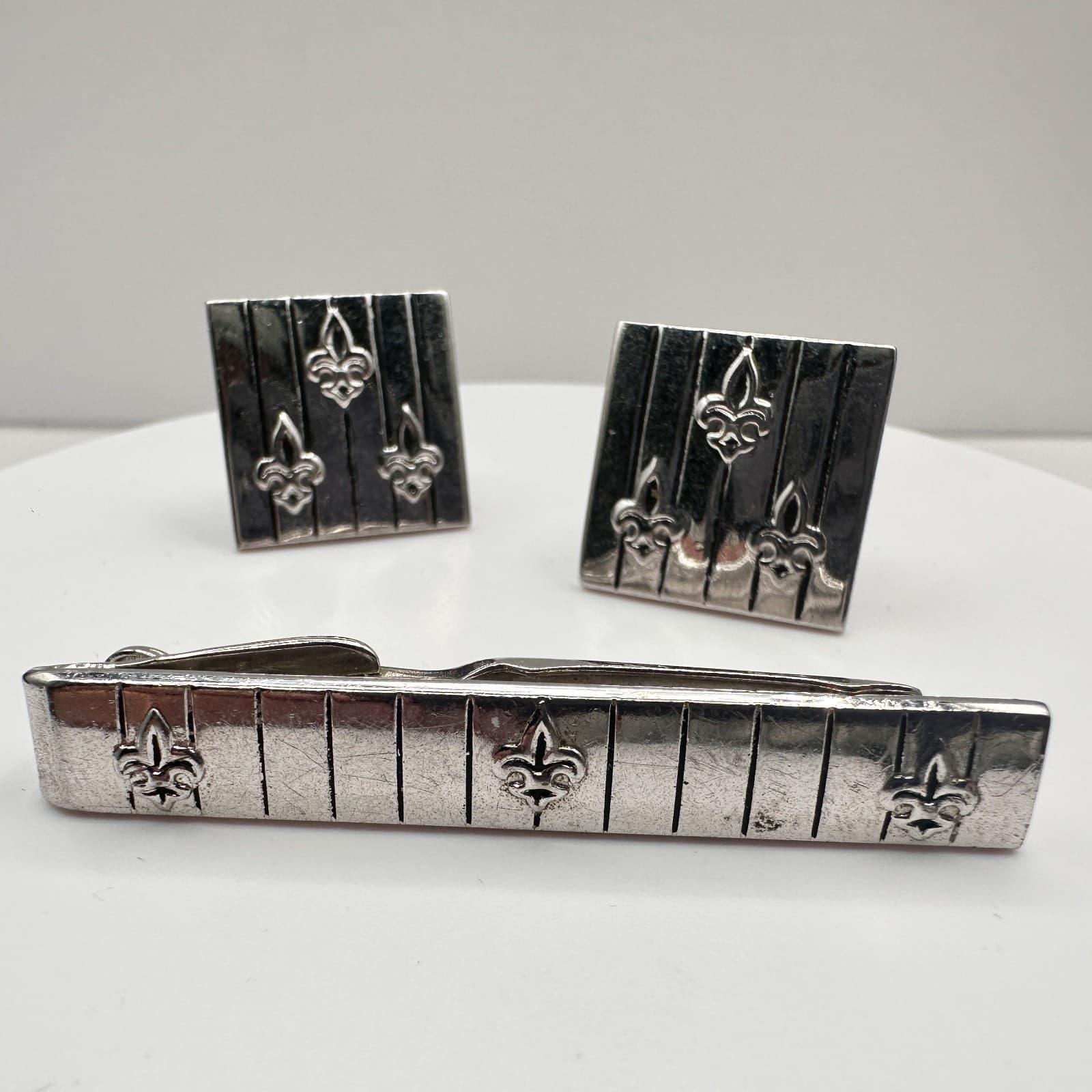 Vintage 90s Swank Silver Tone Fleur De Lis Cufflinks & Tie Clip Set Jewelry - Image 1