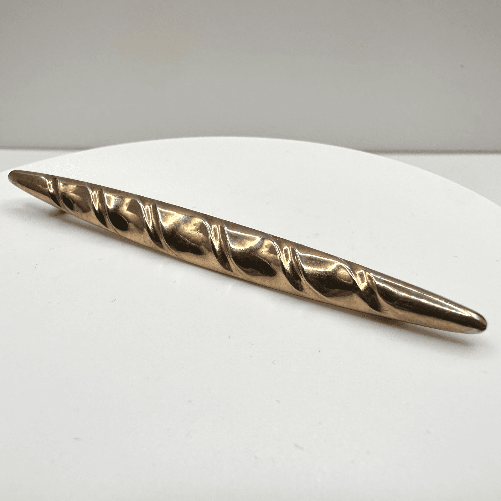 Vintage 80s Gold Tone Twisted Ribbon Bar Brooch Pin Minimalist Modernist Jewelry - Image 1