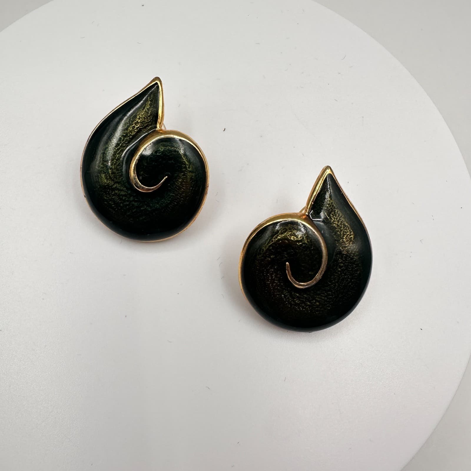Vintage 80s Black Enamel Gold Tone Swirl Seashell Pierced Stud Earrings Jewelry - Image 1