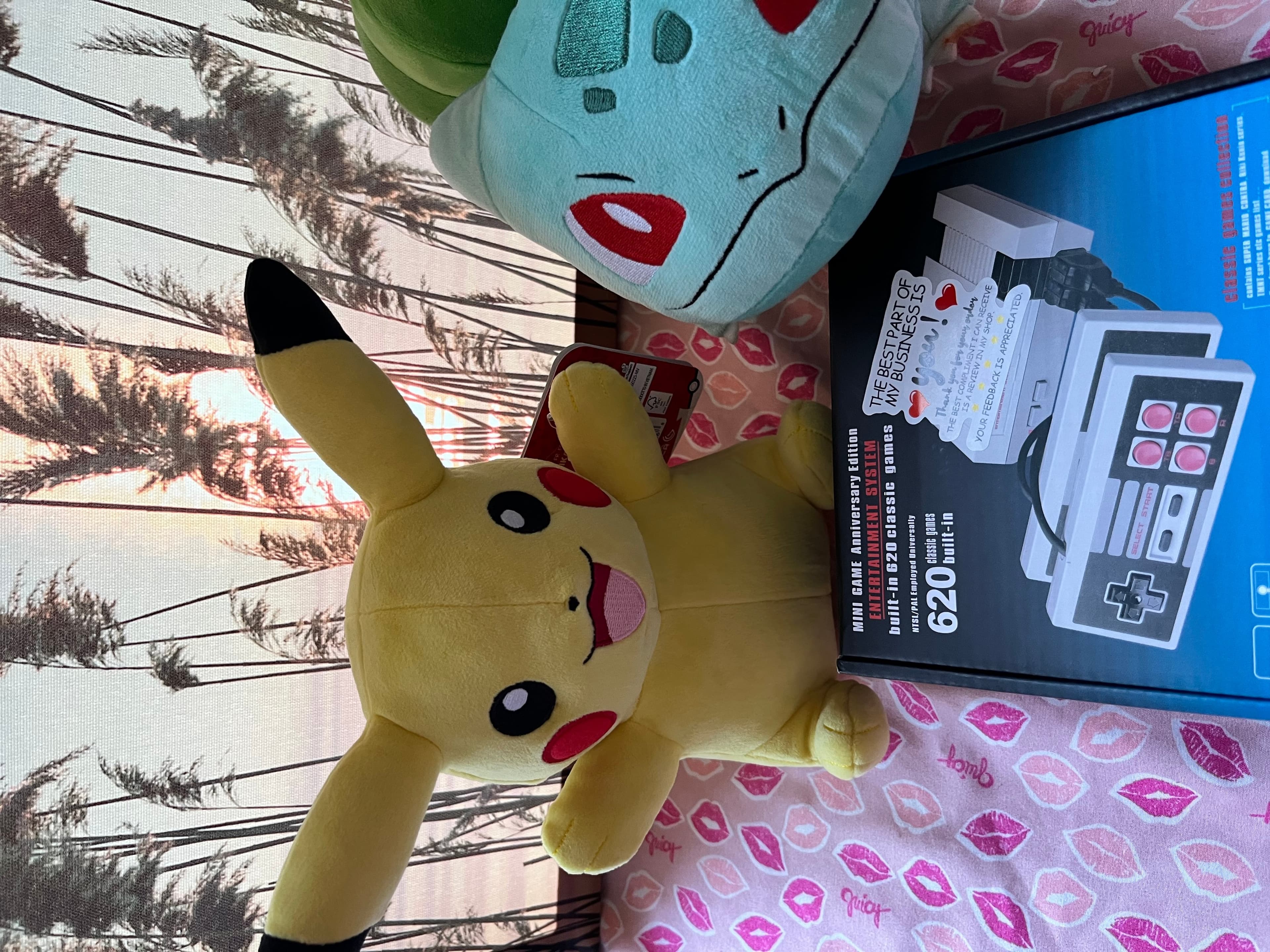 Bundle mini console 620 games + Pikachu & Bulbasaur plushies - Image 1