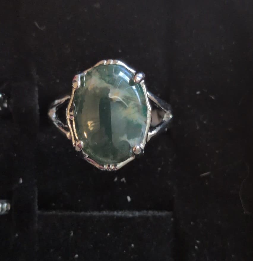 Elegant Silver and Green Gemstone Ring - Image 1
