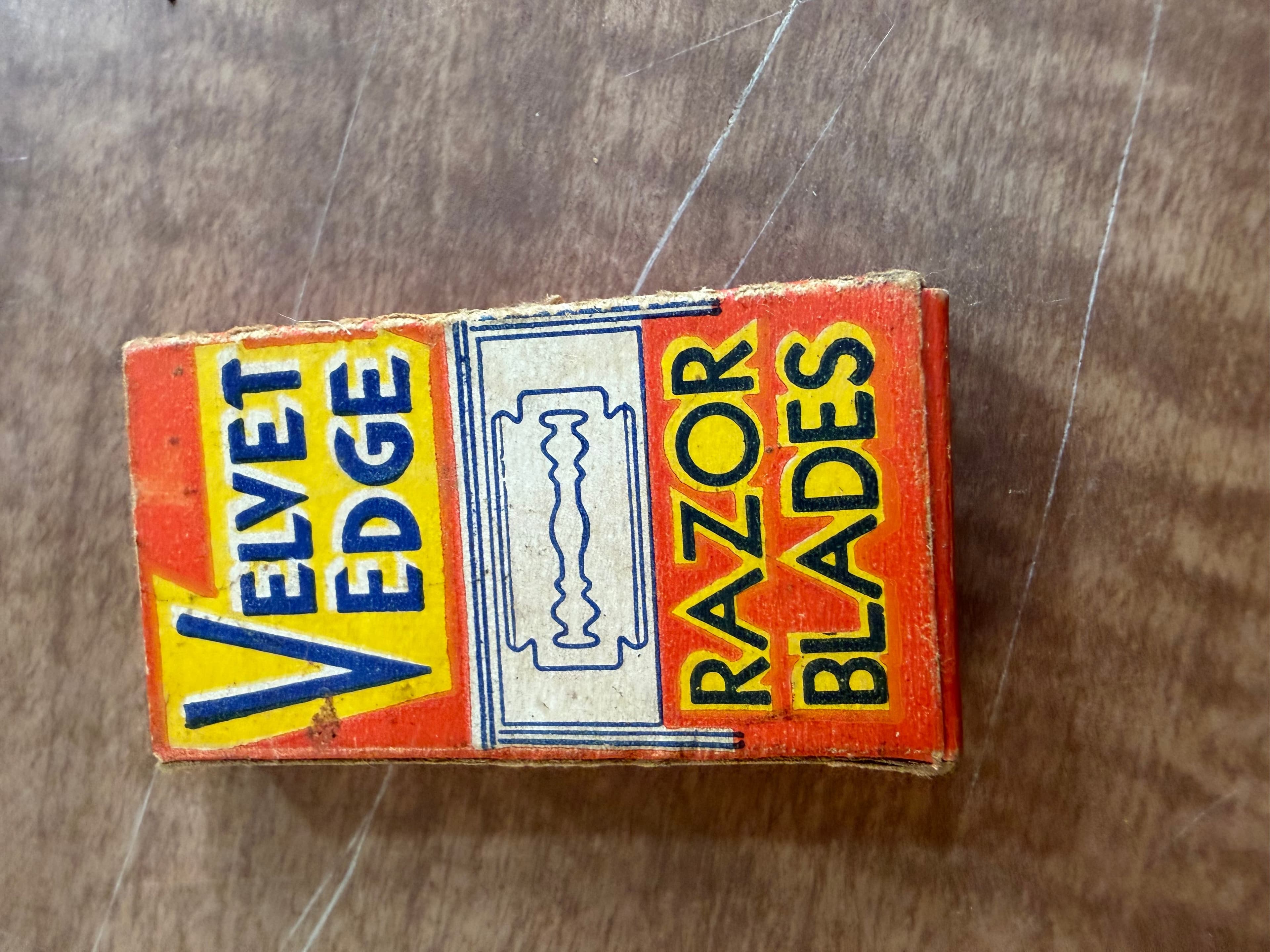 Velvet Edge Razor Blades Vintage Packaging - Image 1
