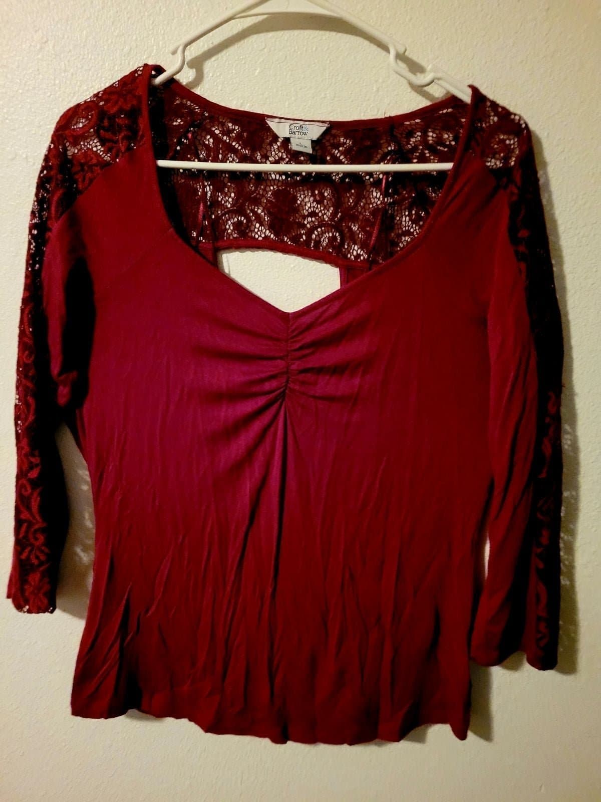 Women's burgundy shirt sz Large peek-a+-boo back & lace