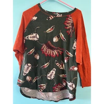 White Birch Top XL Western Steer Skull Feather Print Raglan Sleeve Green Orange - Image 1