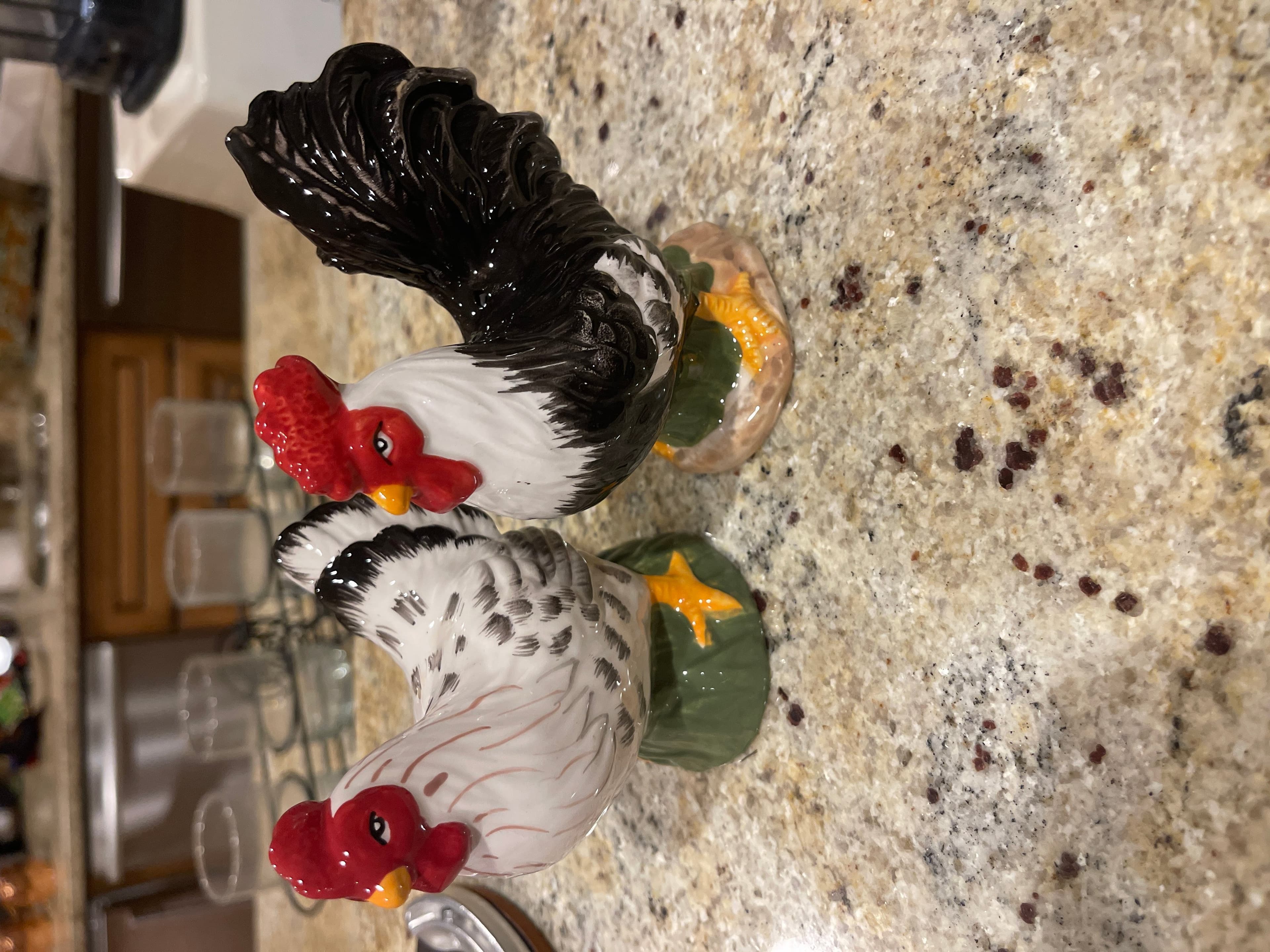 Cracker Barrel Salt and Pepper Shaker Set - Image 1
