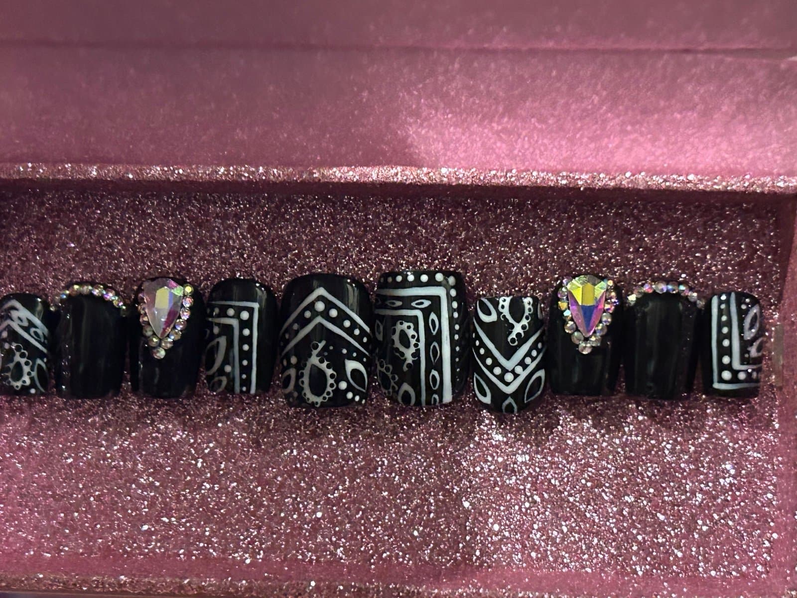 Acrylic Handpainted Design Medium-Length Nail Set - Image 1