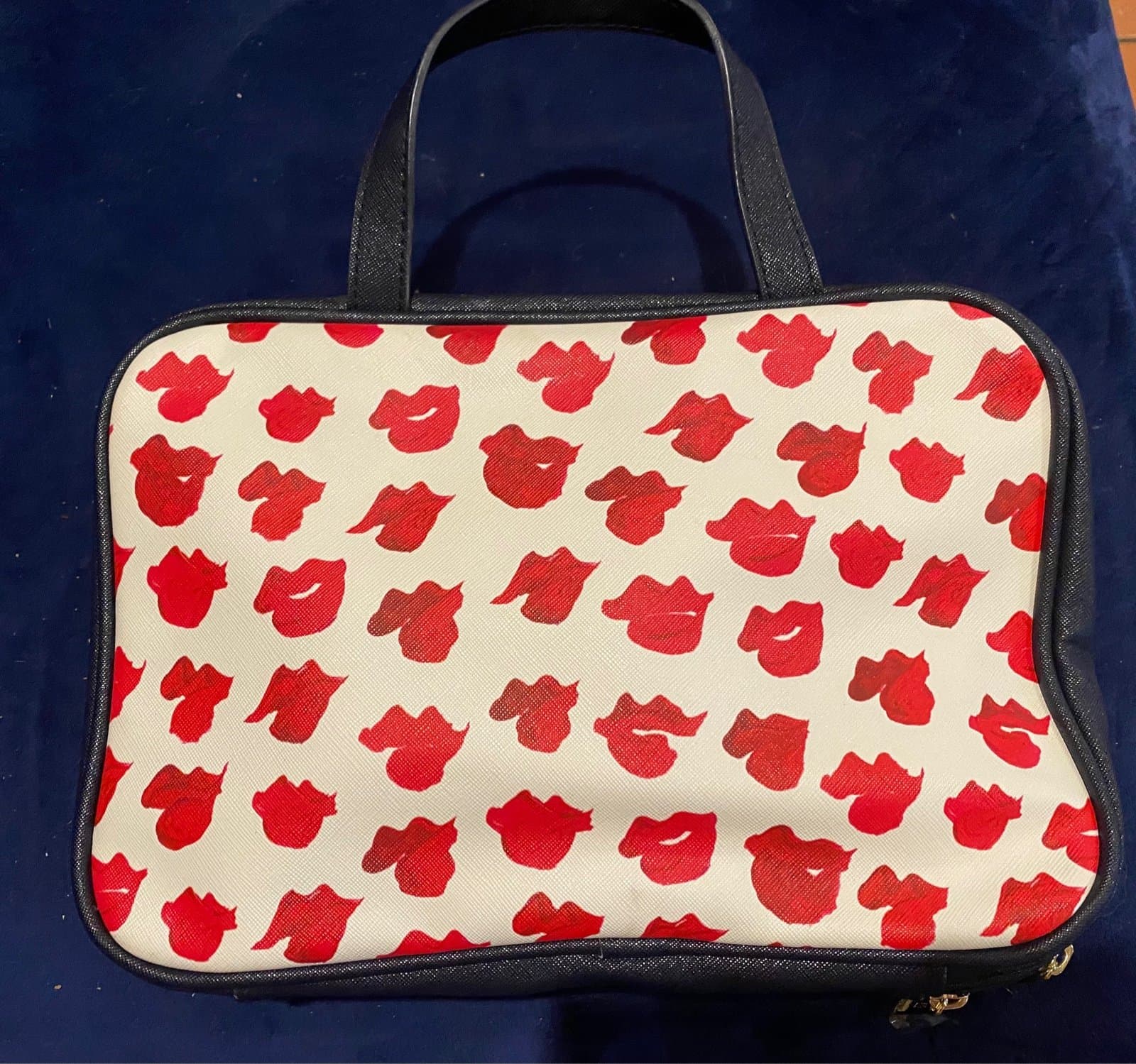 New Estée Lauder Red Lips Large Make-Up Bag w/ Hanger