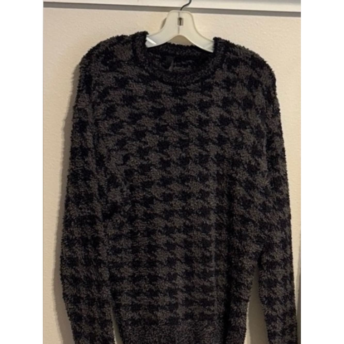 SKIMS Black and Gray Houndstooth Cozy Top - Image 1
