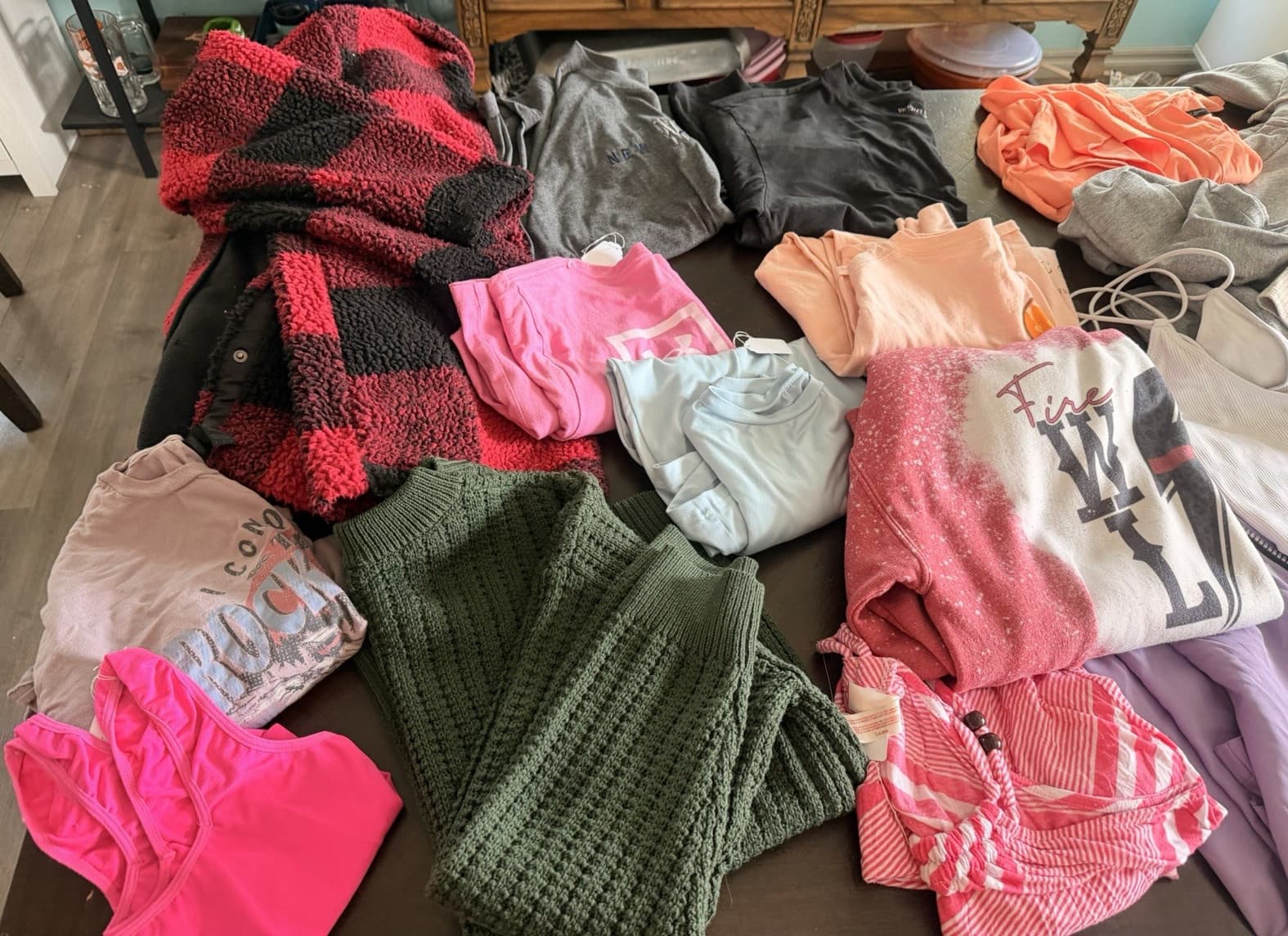 Women’s/Juniors Clothing Bundle Lot – Size Large