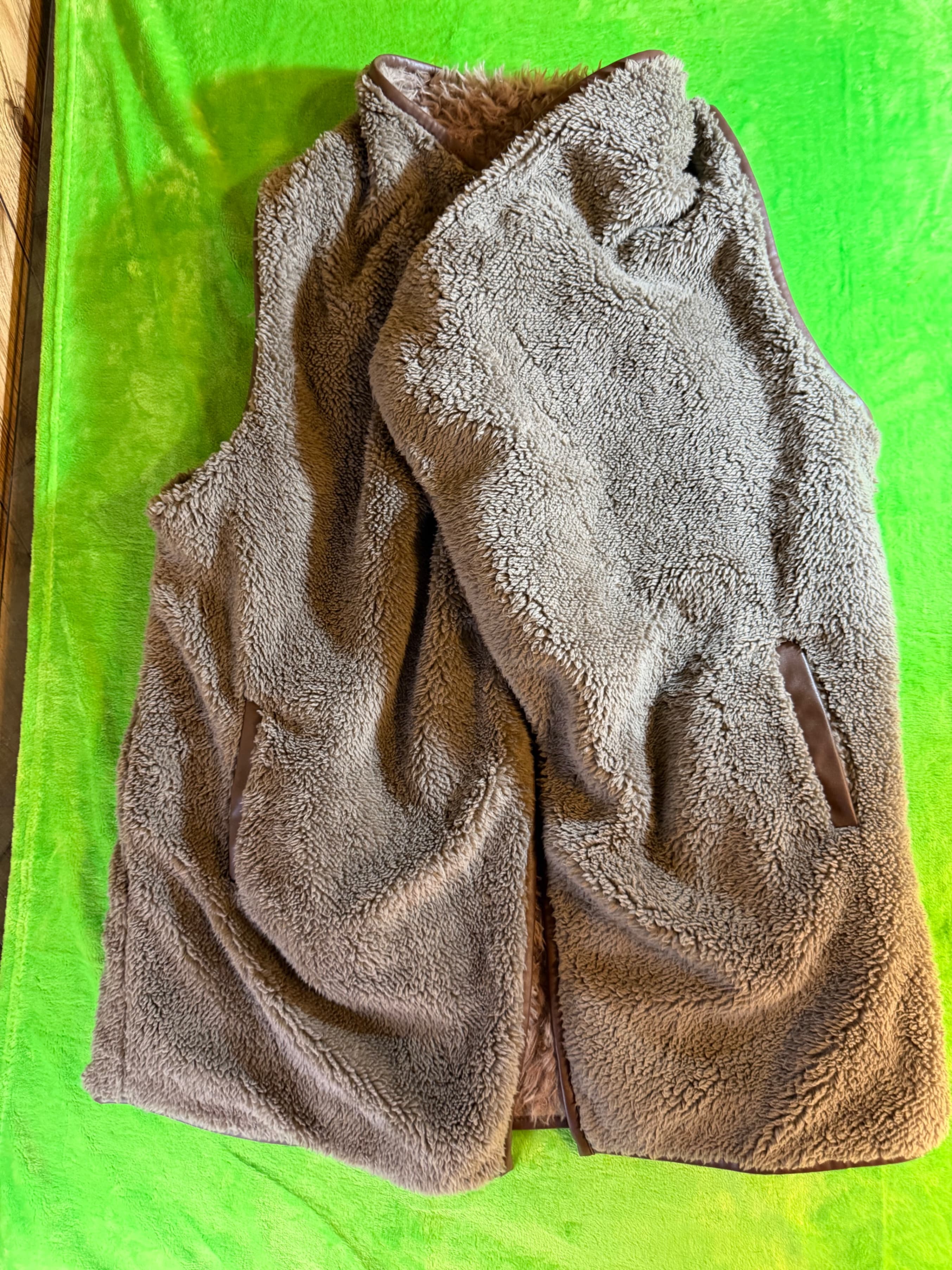Rosette Sherpa Fleece Sleeveless Vest with Pockets