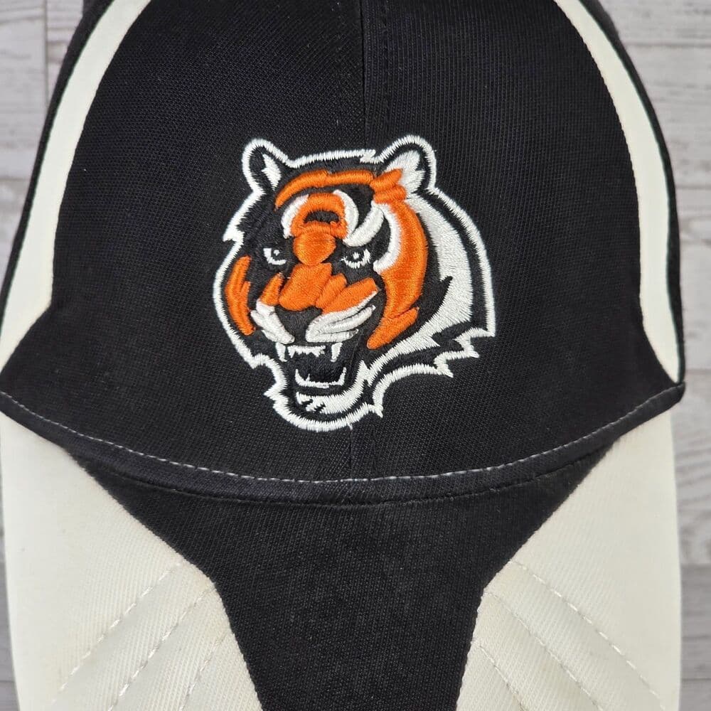 Rare Reebok Cincinnati Bengals NFL Equipment Sideline M/L Fitted Cap