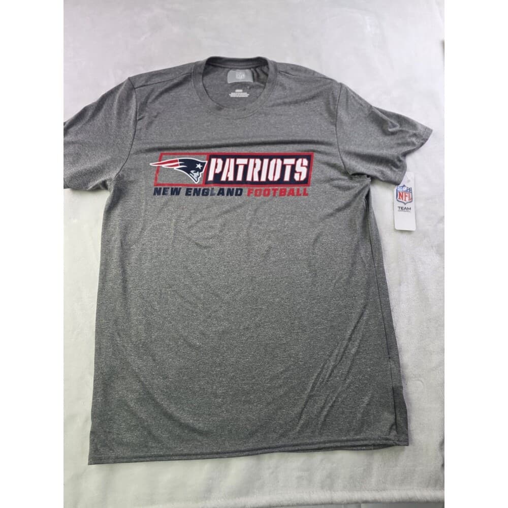 NWT New England Patriots Mens Medium Short Sleeve Shirt