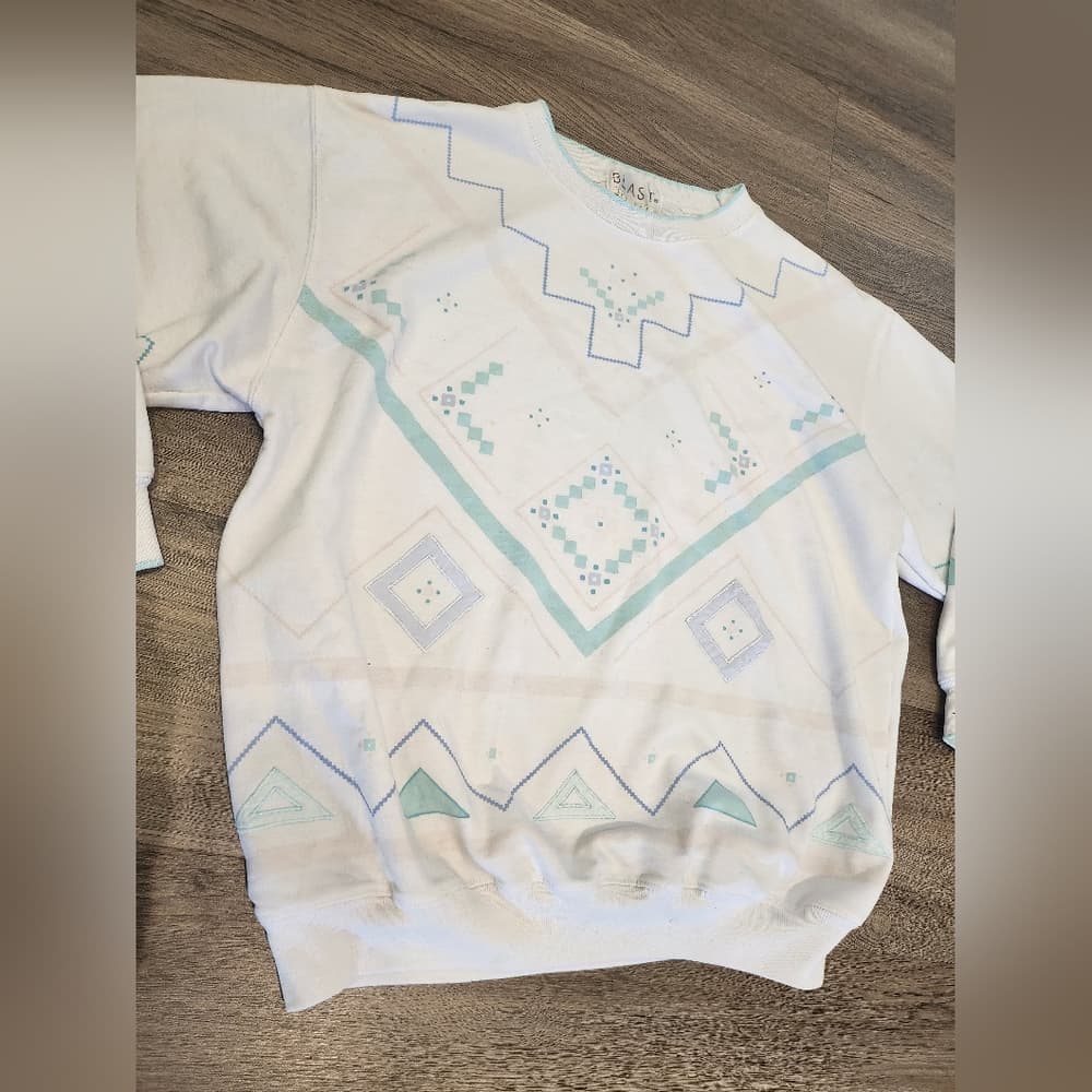 Vintage 90s Chic White and Blue Geometric Patterned Pullover Sweatshirt