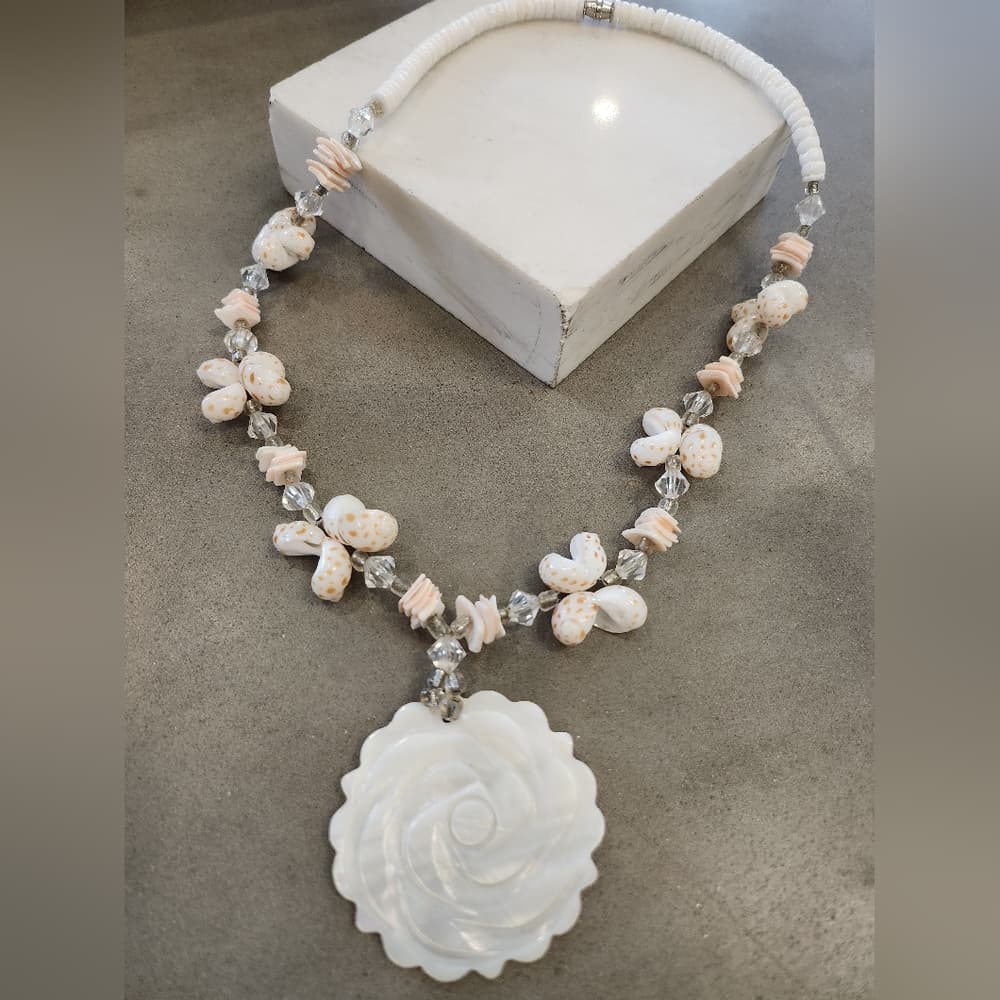 Gorgous Vintage Shell and Mother Of Pearl Pendant Choker Necklace