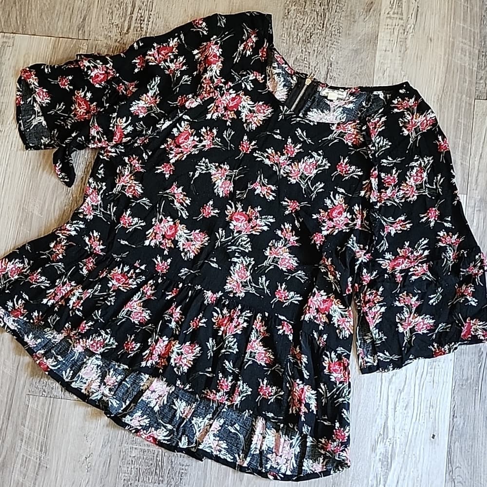 Eyeshadow 🥰 Black and Floral Ruffle Peplum Blouse Ruffle sleeves