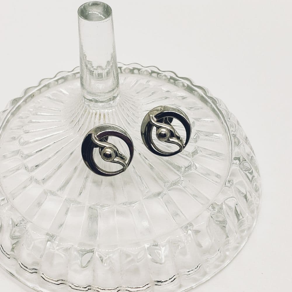 Vintage Alice 🥰 Silver Tone Round Screw Back Earrings
