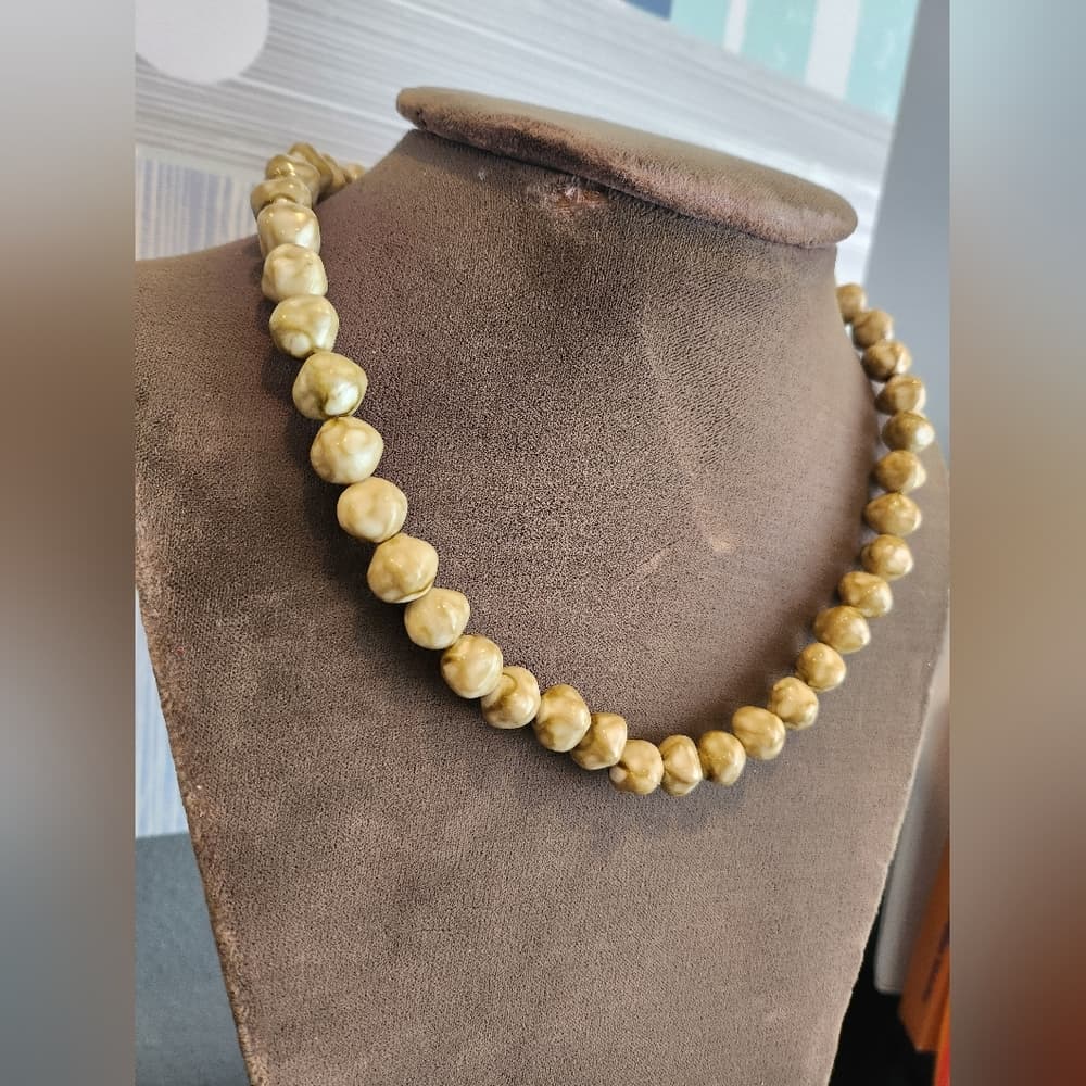 Vintage Cream Swirl Lucite Beaded Choker Length Necklace