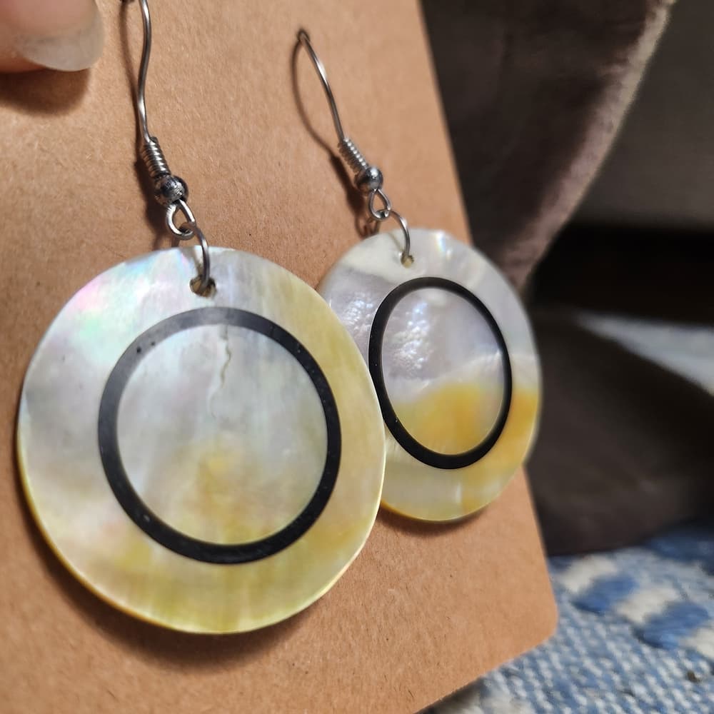 Chic Boho Round MOP Shell Disc Dangle Earrings White And Black Luster