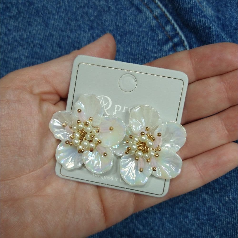 Beautiful Retro Floral Shell Like Earrings White and Gold Beaded Center
